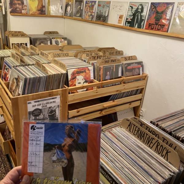 Kalóz Records hanglemezbolt , record shop, bakelit lemezek vétele